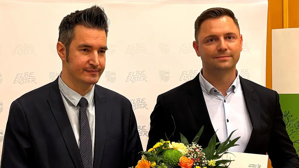 Kreistagsvorsitzender Dr. Sebastian Rick (l.) und der frisch vereidigte neue Landrat von Elbe-Elster, Marcel Schmidt im Haus des Gastes in Falkenberg während der achten diesjährigen Kreistagssitzung.