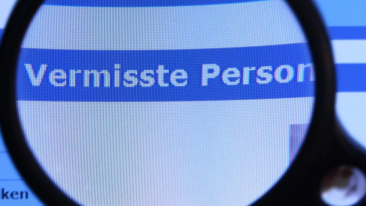 ARCHIV - 27.08.2010, Mecklenburg-Vorpommern, Schwerin: Hinter einer Lupe ist der Schriftzug «Vermisste Person» auf einem Fahndungsaufruf auf der Internetseite des Bundeskriminalamtes (BKA) zu sehen. (zu dpa: «Mädchen aus Sarstedt vermisst») Foto: Jens Büttner/dpa +++ dpa-Bildfunk +++