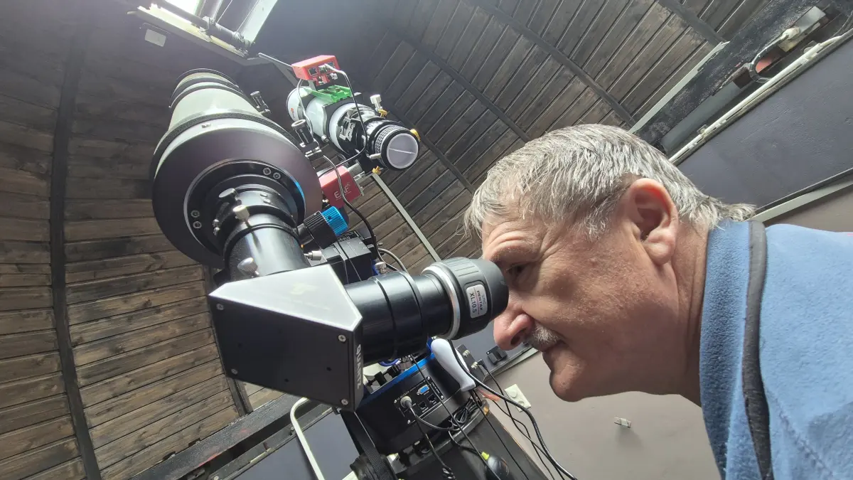 Rüdiger Mönch schaut durch sein Teleskop. Der Krauschwitzer ist Astronomie-Enthusiast.