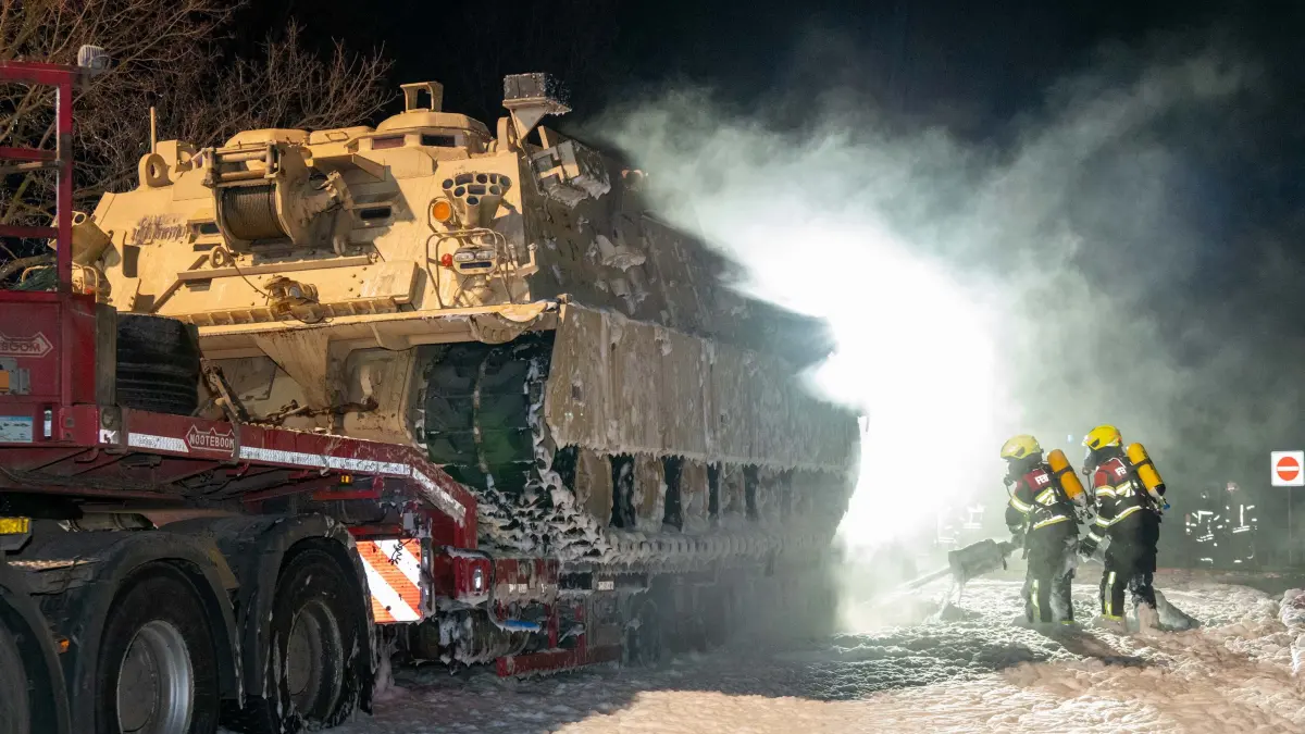 Die Feuerwehr löscht einen Brand auf dem Rastplatz Rossauer Wald. Ein mit einem Panzer beladener Lkw ist an der A4 bei Hainichen (Landkreis Mittelsachsen) in Brand geraten. Ein geplatzter Reifen hatte das Feuer laut einem Polizeisprecher ausgelöst. Der Panzer ist demnach von der US-Army. +++ dpa-Bildfunk +++