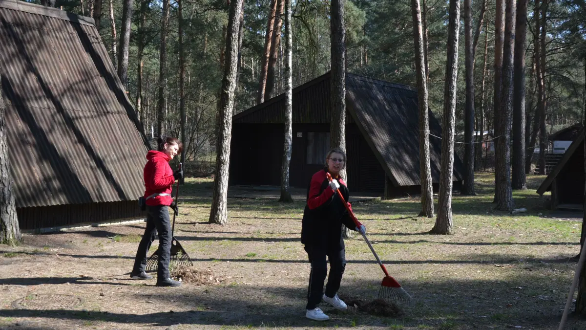 Ines Ladewig und Michaela Berg vom Spree Camp am Spremberger Stausee machen die Bungalows und die Grünanlagen für die Saison flott. Die großen Flächen im Camp, am Strand, auf dem Spielplatz und an der Grillstation können sich schon sehen lassen.