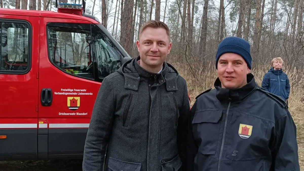 Der künftige Elbe-Elster-Landrat Marcel Schmidt (l.) hat sich von Verbandsgemeindewehrführer Martin Neumann Einsatztaktiken bei Waldbränden erläutern lassen.