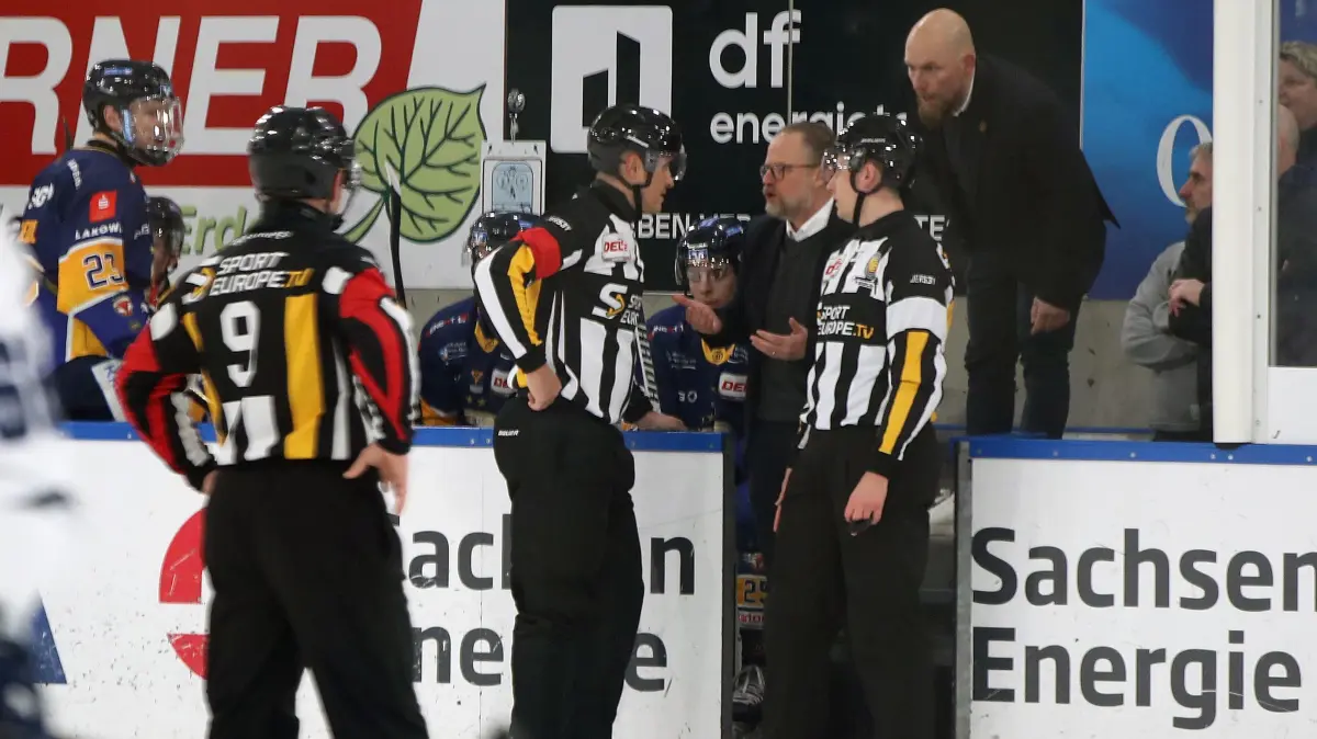 Lausitzer Fuechse vs. Kassel Huskies: 24.03.2026, Weisswasser, Lausitzer Fuechse vs. Kassel Huskies
Christof Kreutzer (Trainer, Lausitzer Fuechse) mit HSR Cespiva