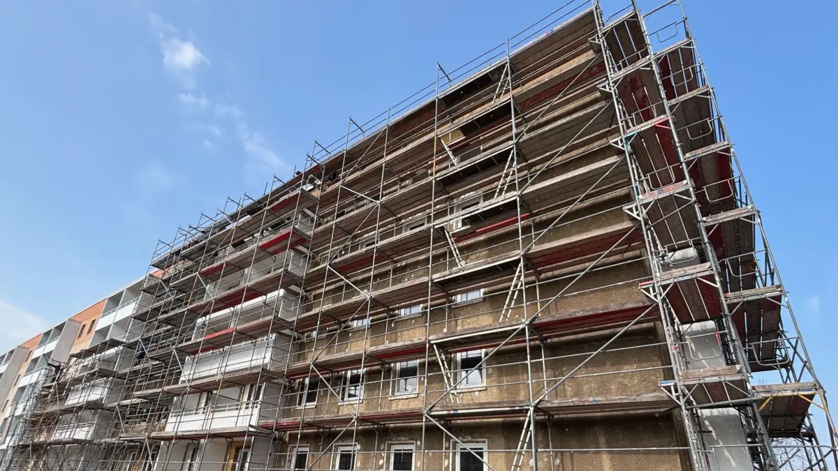 Der Plattenbau in der Stralsunder Straße 36 bis 48 in Senftenberg erfährt gerade einen Teilabriss der oberen Etagen sowie eine Teilung in zwei Häuser. In ihnen werden moderne Wohnungen entstehen.