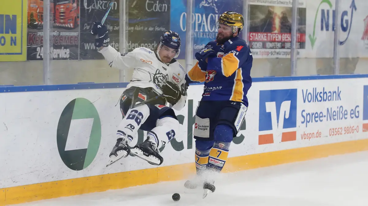 Lausitzer Fuechse vs. Kassel Huskies: 24.03.2026, Weisswasser, Lausitzer Fuechse vs. Kassel Huskies
Darren Mieszkowski (66, Kassel Huskies), Kyle Havlena (7, Lausitzer Fuechse)
