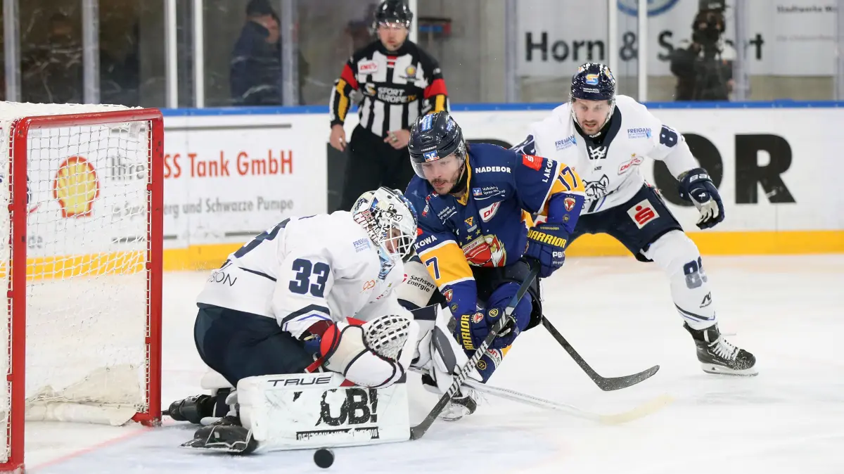 Lausitzer Fuechse vs. Kassel Huskies: 24.03.2026, Weisswasser, Lausitzer Fuechse vs. Kassel Huskies
Philipp Maurer (33, Kassel Huskies), Alexis D'Aoust (17, Lausitzer Fuechse) , Hans Detsch (89, Kassel Huskies)