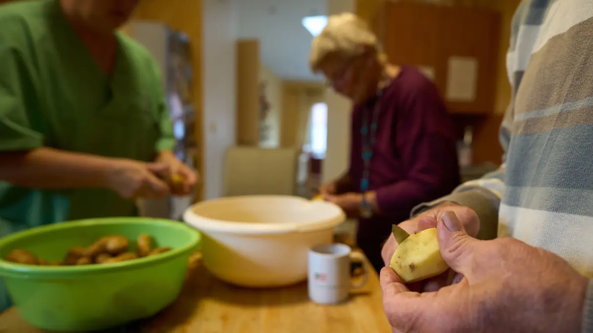Bewohner des Pflegebauerhofes bereiten gemeinsam das Mittagessen zu. Auf dem Hof sollen die Menschen am Alltagsleben teilnehmen. Auf einem Bauernhof bei Koblenz bilden pflegebedürftige Senioren eine Wohngemeinschaft mit Alpakas, Rindern und Schweinen. Das ungewöhnliche Konzept kommt gut an. +++ dpa-Bildfunk +++