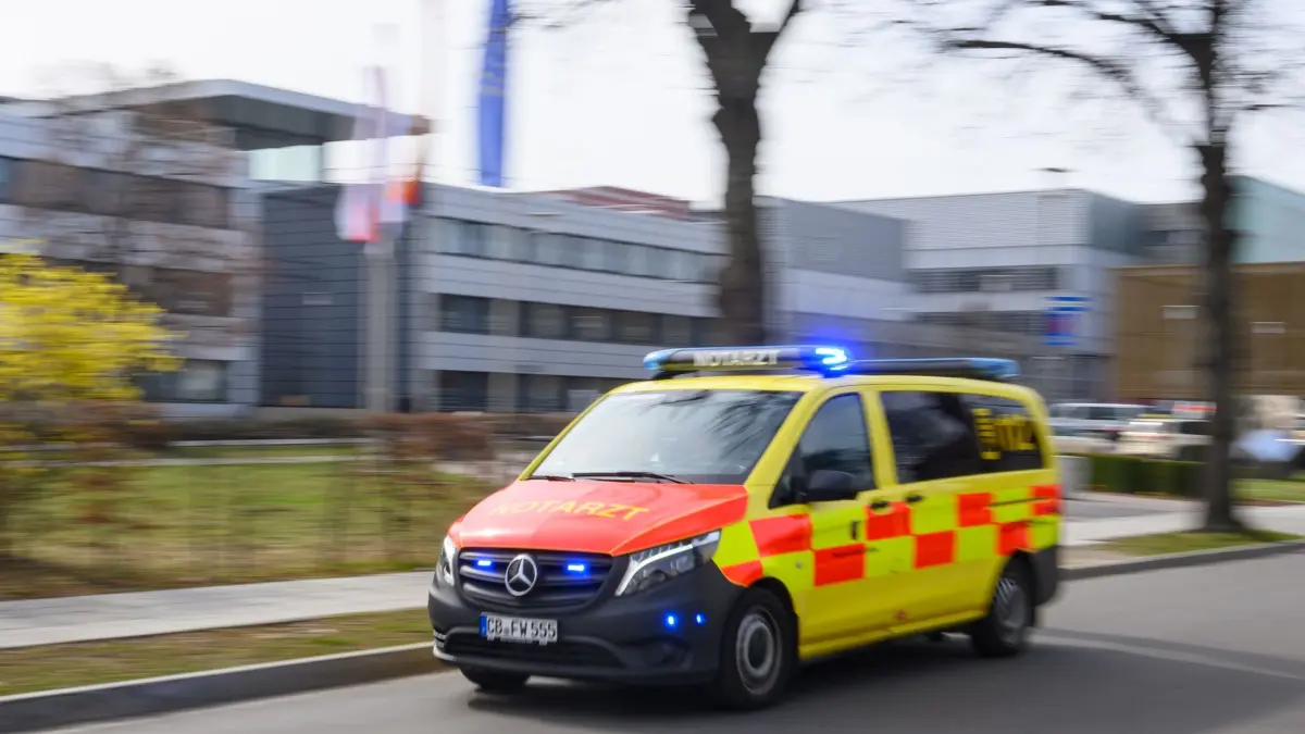 Gebührenbescheide für Rettungseinsätze: 24.03.2026, Brandenburg, Cottbus: Ein Notarzt der Stadt Cottbus ist zu einem Einsatz unterwegs. Bürger in Cottbus müssen erstmals Gebühren für Rettungsfahrten zahlen. Die Stadt verweist auf eine Finanzierungslücke der Krankenkassen. Foto: Patrick Pleul/dpa +++ dpa-Bildfunk +++