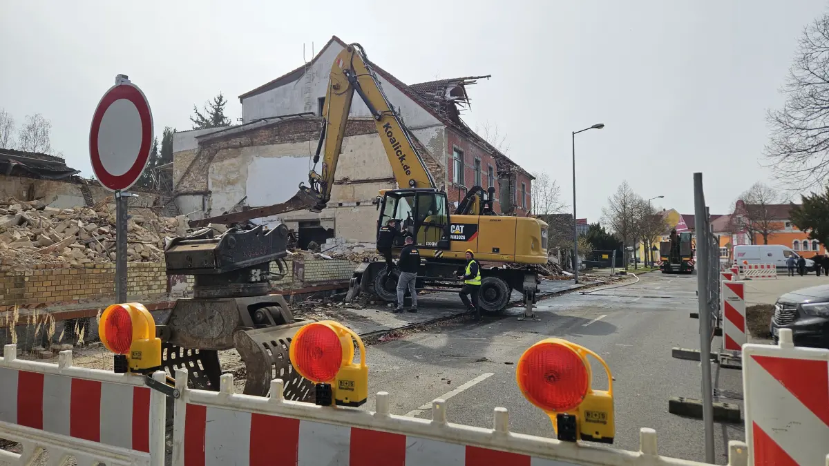 Das Ende einer Ära: Wo früher im „Bretterschuppen“ auf Bierfässern am Tresen gefeiert wurde, macht Baggerfahrer Karsten Schiela jetzt kurzen Prozess. Nach jahrelangem Rechtsstreit wird der marode Saalbau in Lauchhammer-Ost kontrolliert zum Einsturz gebracht.