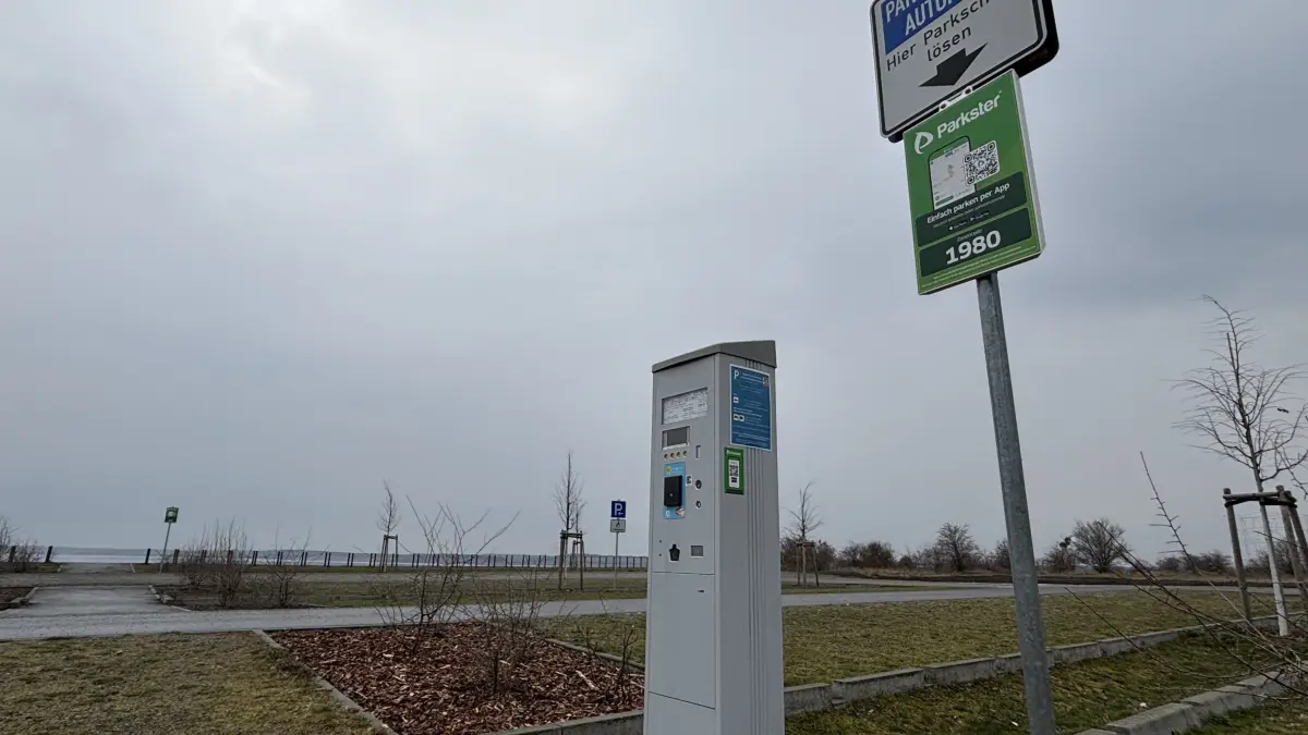 Für den Parkplatz oberhalb des Stadtstrandes am Großräschener See werden seit 2025 Gebühren erhoben. Jetzt gibt es eine aktuelle Anpassung.