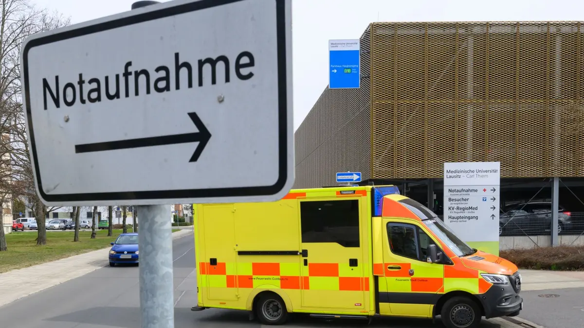 Gebührenbescheide für Rettungseinsätze: 24.03.2026, Brandenburg, Cottbus: Ein Rettungswagen der Stadt Cottbus ist unterwegs zur Notaufnahme der Medizinischen Universität Lausitz - Carl Thiem. Bürger in Cottbus müssen erstmals Gebühren für Rettungsfahrten zahlen. Die Stadt verweist auf eine Finanzierungslücke der Krankenkassen. Foto: Patrick Pleul/dpa +++ dpa-Bildfunk +++