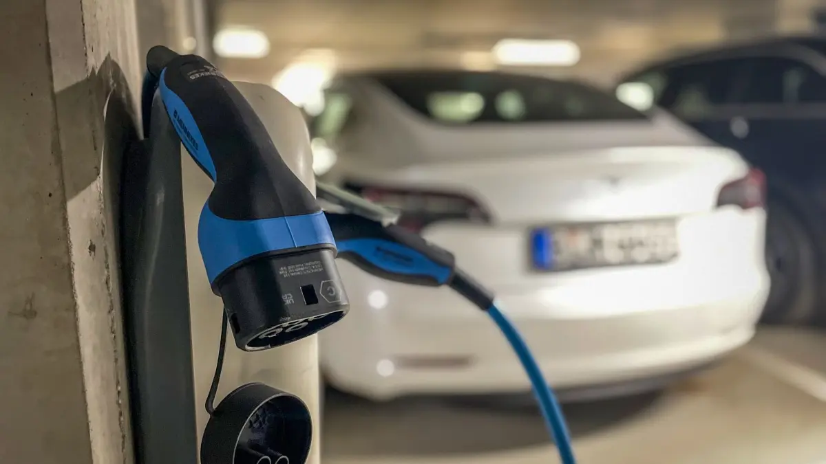 Wallbox in der Tiefgarage eines Mehrfamilienhauses: ARCHIV - Lässt sich unter Umständen auch in der Tiefgarage eines Mietshauses laden: der eigene Stromer. (zu dpa: «E-Auto ohne Eigenheim? Wie Mieter ihre Stromer laden können») Foto: Zacharie Scheurer/dpa-tmn - Honorarfrei nur für Bezieher des dpa-Themendienstes +++ dpa-Themendienst +++