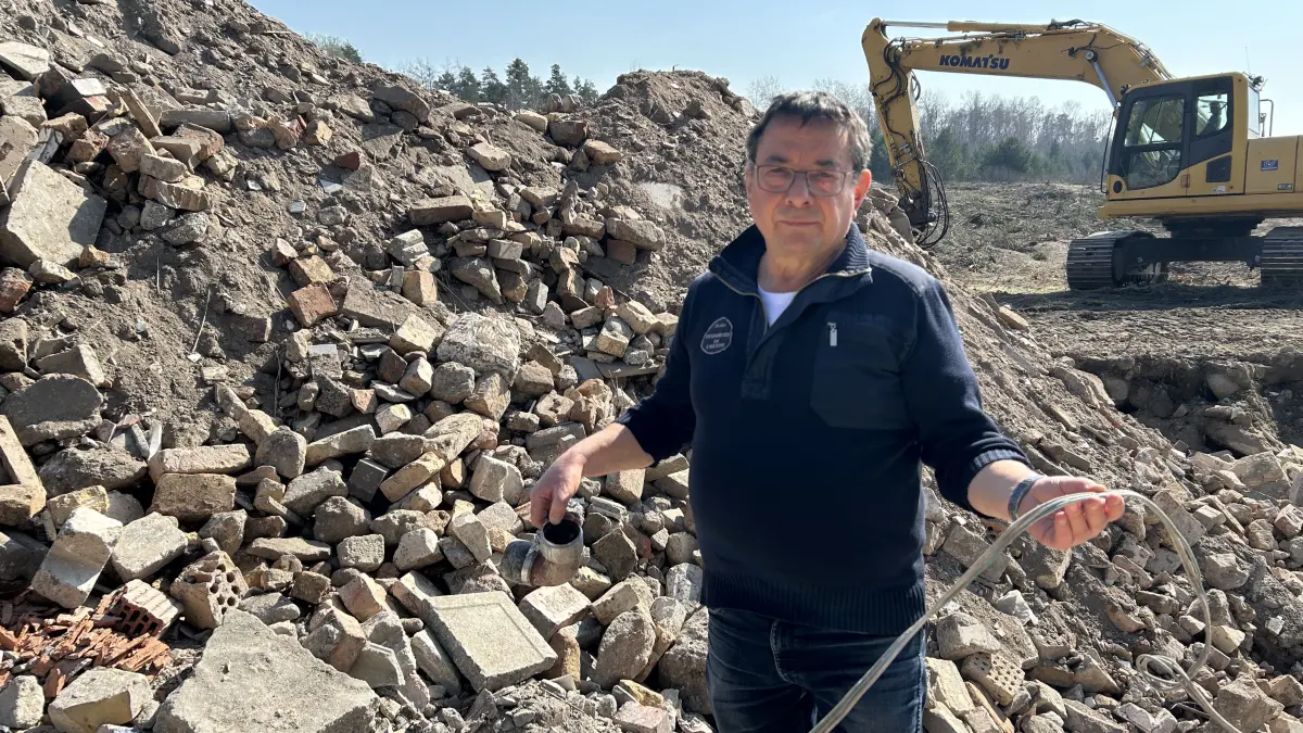 Holger Gantke, ehrenamtlicher Bürgermeister von Tröbitz, kann es kaum fassen, dass Material wie alte Stromkabel und Altmetall als Sanierung gelten sollen.
