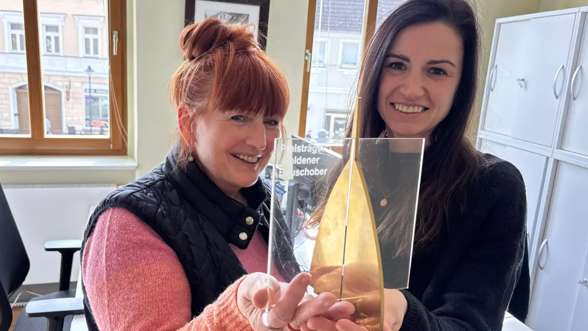 Andrea Pursche (li.) und Caroline Fürll, Geschäftsführerin der Spreewald-Touristinformation Lübbenau (STI), mit dem Innovationspreis »Goldener Heuschober«.