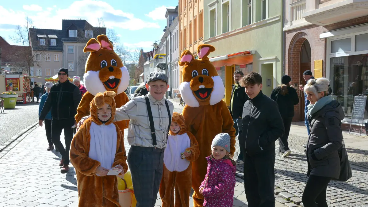 Die Osterhasenfamilie geht in Spremberg wieder ans Werk. Zur Freude der Kinder.
