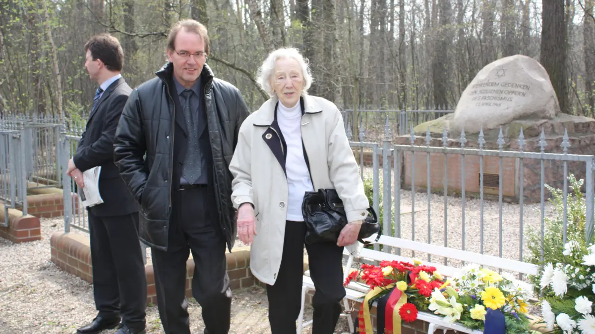 Erika Arlt wurde zu den Veranstaltungen im Gedenken an die verstorbenen Juden aus dem "Verlorenen Transport" oft vom Unternehmer Rainer Bauer begleitet. Foto: Archiv Arlt