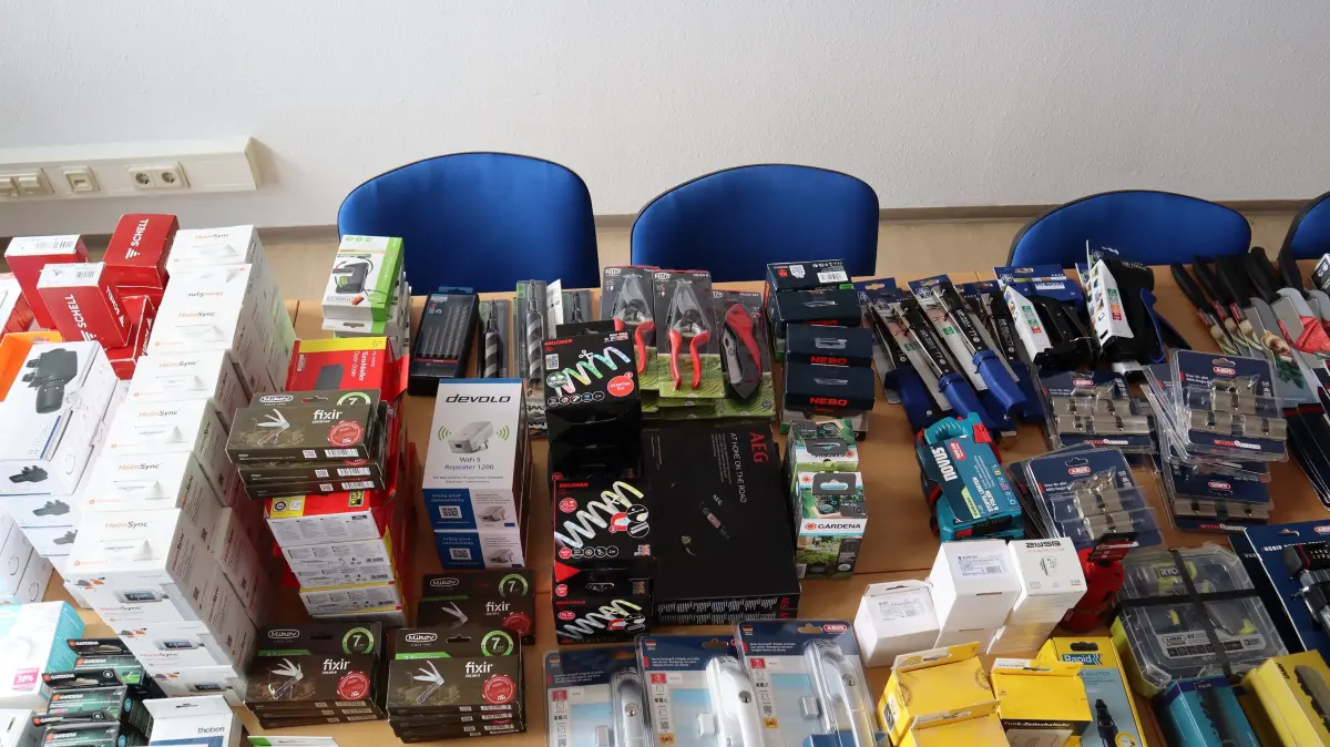 Diebe auf der A4 festgenommen: Unter der festgestellten Ware befanden sich unter anderem Parfums, Werkzeuge und LEDs.