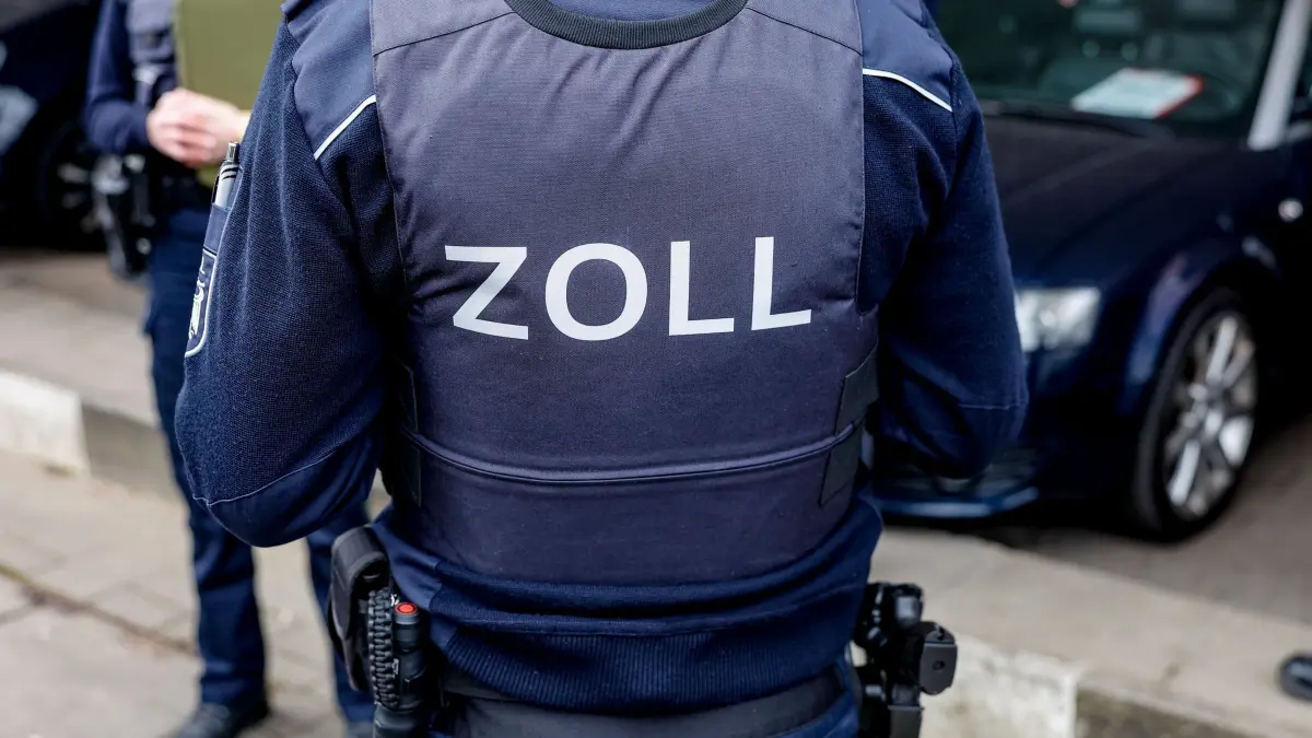 Zoll: ARCHIV - 09.03.2023, Schleswig-Holstein, Kiel: Zollbeamte bei einer Kontrolle. (zu dpa: «Razzia im Baugewerbe – Millionen-Schaden für Steuerzahler») Foto: Axel Heimken/dpa +++ dpa-Bildfunk +++