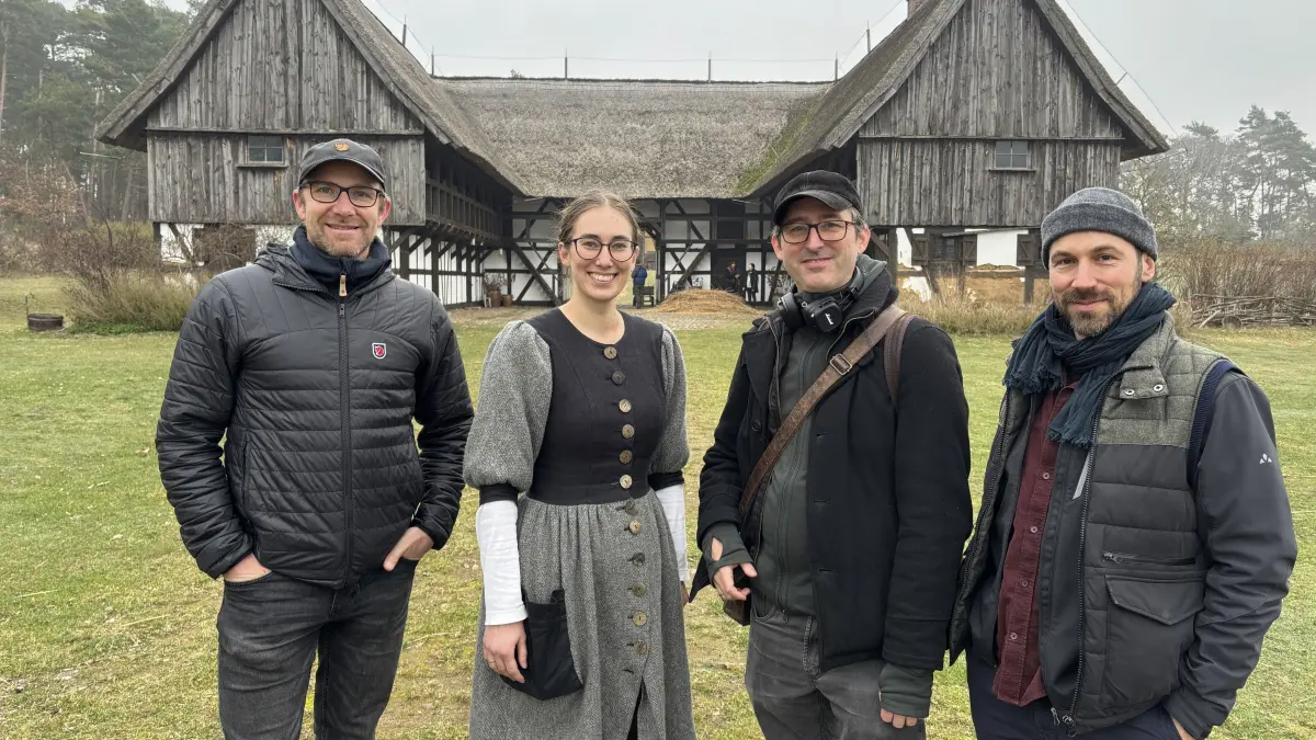BŁUD – Irrlicht heißt der Kurzfilm, der auf dem Höllberghof in Langengrassau gedreht wurde. Hier mit Produzent Markus Weinberg (li.), Marlene Ullrich (2.v.l.) vom Vorstand des Fördervereins Naturpark Niederlausitzer Landrücken e.V., Andreas Dahn (Regie) und Ben Wieg, (Kamera), re..