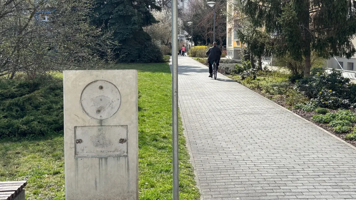 Die Stele für den ehemaligen Senftenberger Theaterintendanten Heinz Klevenow ist geschändet worden. Nicht der erste Fall von Kunstdiebstahl in der Seestadt.