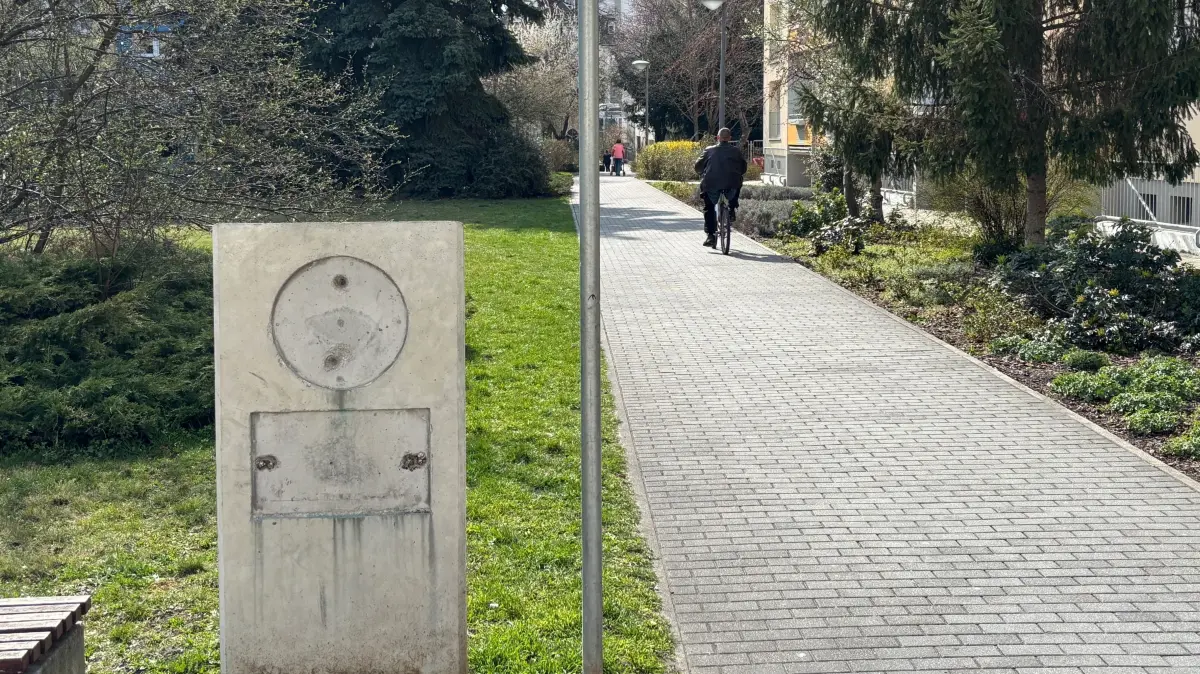 Die Stele für den ehemaligen Senftenberger Theaterintendanten Heinz Klevenow ist geschändet worden. Nicht der erste Fall von Kunstdiebstahl in der Seestadt.
