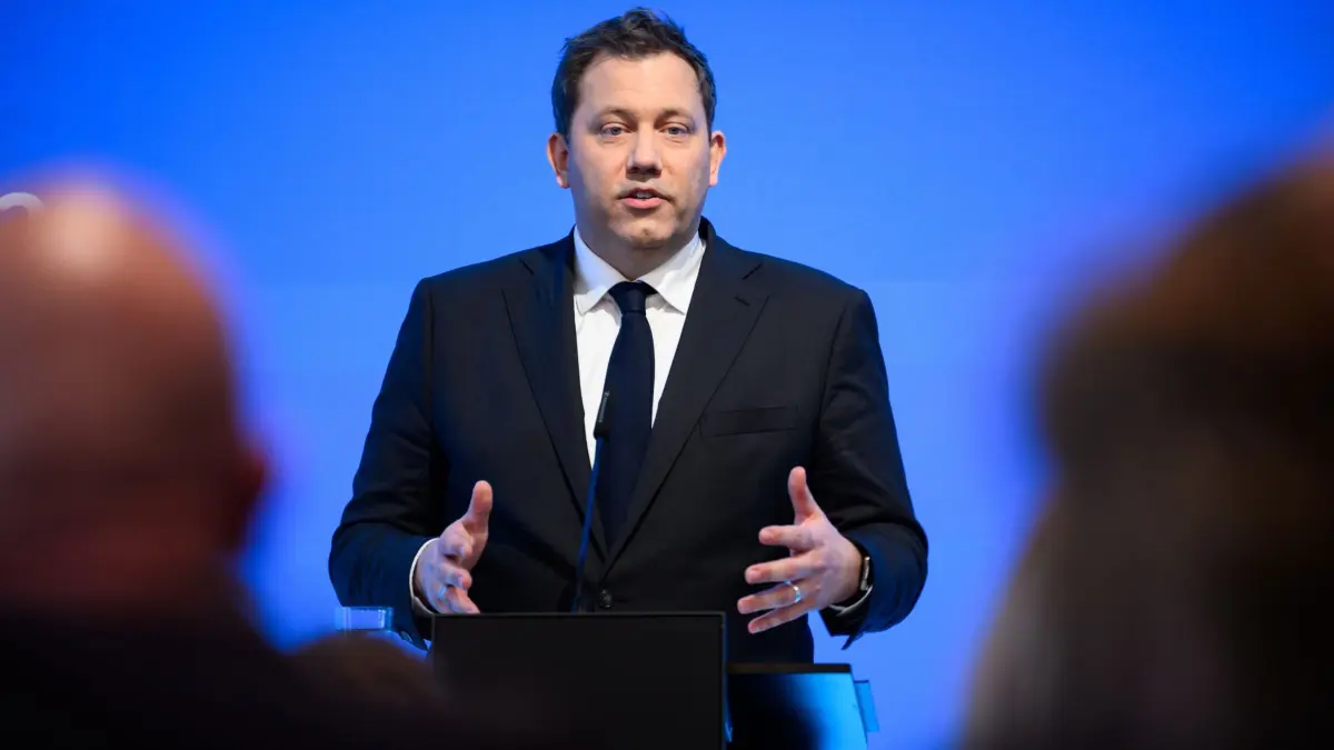 Veranstaltung „Wie modernisieren wir Deutschland?“: 25.03.2026, Berlin: Lars Klingbeil (SPD), Bundesminister der Finanzen und Vorsitzender der SPD, spricht bei der Veranstaltung der Bertelsmann Stiftung mit dem Thema „Wie modernisieren wir Deutschland?“ in der Bertelsmann-Repräsentanz. Foto: Bernd von Jutrczenka/dpa +++ dpa-Bildfunk +++