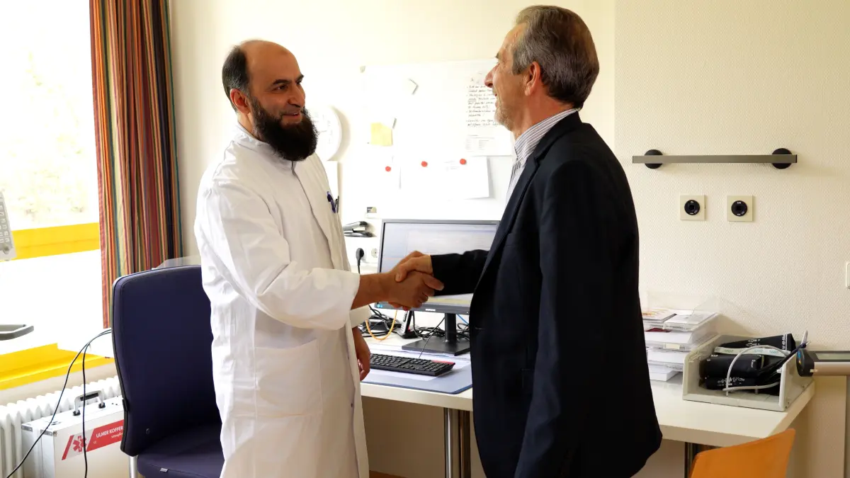 Eingriff bestens überstanden: Dr. Hartmut Neunert (r.) ist froh, dass er sich für eine Hernien-Operation bei Dr. Ahmad Oyais (r.) entschieden hat.