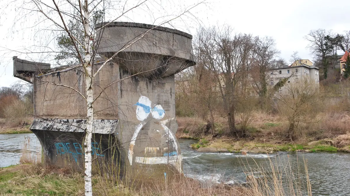 Von der alten Brücke am ehemaligen Schlachthof in Guben steht ein großer Pfeiler. Wasserwanderer müssen auf einiges achten, wenn sie das Areal passieren.