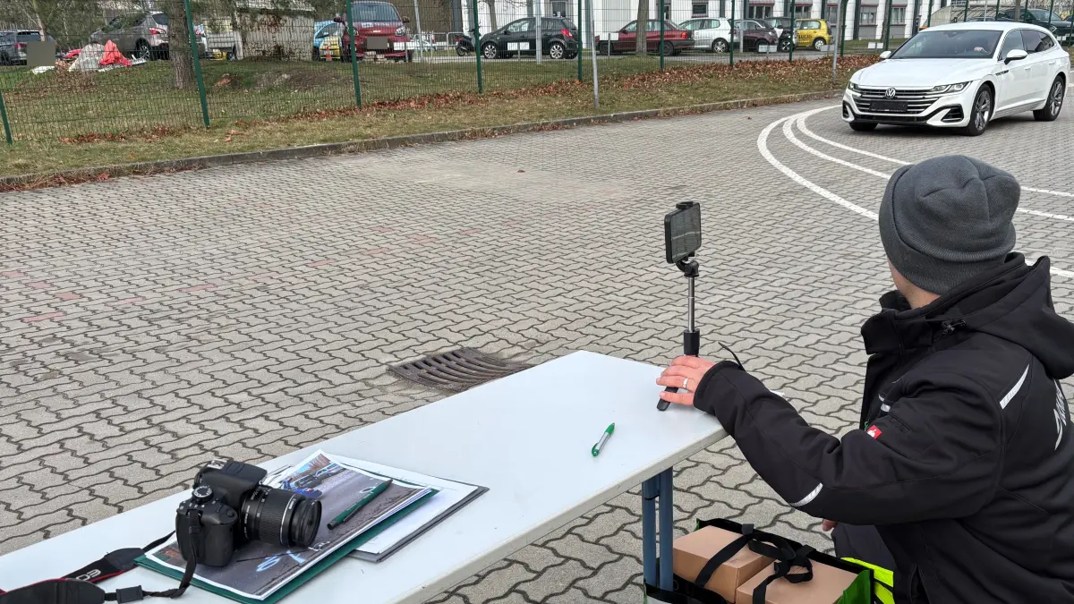 Versuchsreihe bei der Dekra in Cottbus: Nachgestellt werden sollen die Sekunden vor dem Tod des Polizisten Maximilian Stoppa in Lauchhammer. Die Ergebnisse sollen in das Gutachten zum Prozess am Landgericht Cottbus einfließen.