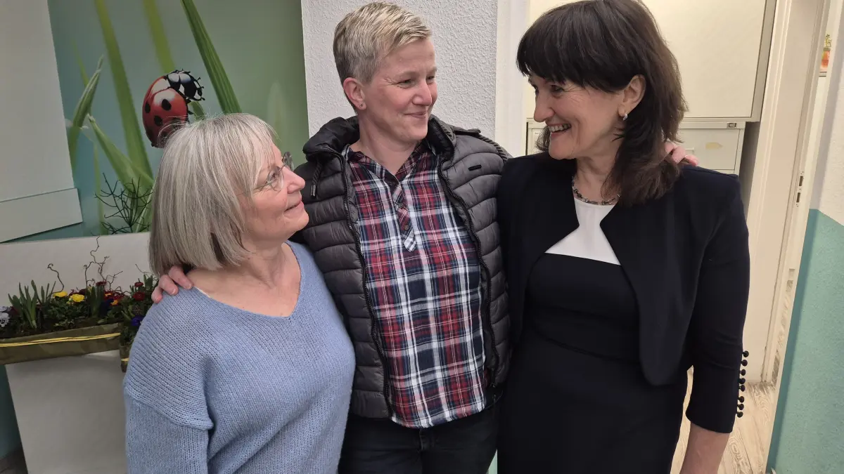 Sybil Molenda, einst Auszubildende und danach Patientin der Praxis in Boxberg, kam zur Verabschiedung und nahm die beiden Ärztinnen Rita Schünemann (l.) und Maren Piesker zum Abschied in den Arm.