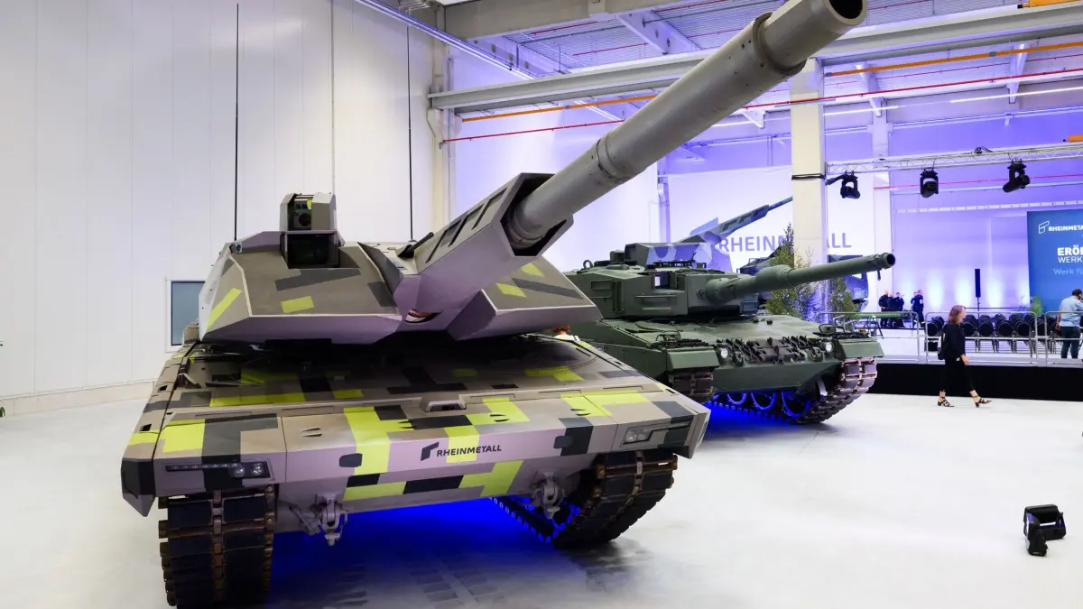 Rheinmetall-Panzer: ARCHIV - 27.08.2025, Niedersachsen, Unterlüß: Panzer Panther KF51 (l) und Leopard stehen im neuen Artilleriewerk von Rheinmetall. (zu dpa: «Bundeswehrverband: Jetzt auf Kriegswirtschaft vorbereiten») Foto: Julian Stratenschulte/dpa +++ dpa-Bildfunk +++