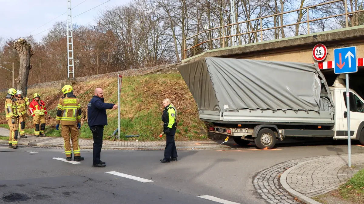 Finsterwalde Forststraße/ Tuchmacherstraße: Transporter kracht unter Bahnbrücke – Fahrer vermutlich gesundheitlich beeinträchtigt (2026-03-26 / 08:40)
