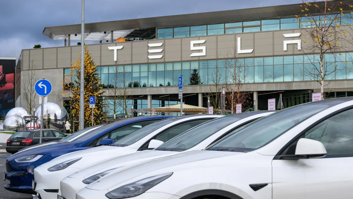 Elektrofahrzeuge der Marke Tesla stehen auf einem Parkplatz am Werk der Tesla Gigafactory Berlin-Brandenburg. (zu dpa: «Staatsanwaltschaft ermittelt nach Strafanzeige von Tesla») +++ dpa-Bildfunk +++