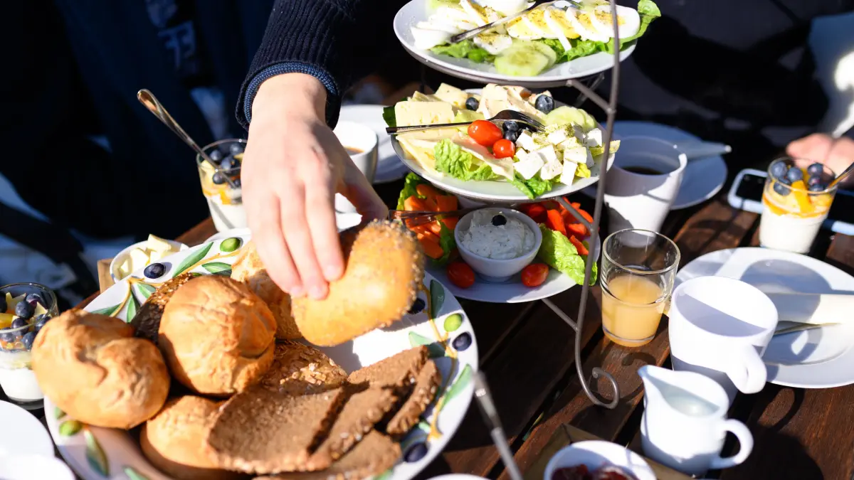Zu Ostern besonders beliebt: Brunchen. In Forst (Lausitz) ist die Mischung aus Frühstück und Mittagessen im Restaurant Rosenflair im Ostdeutschen Rosengarten möglich.