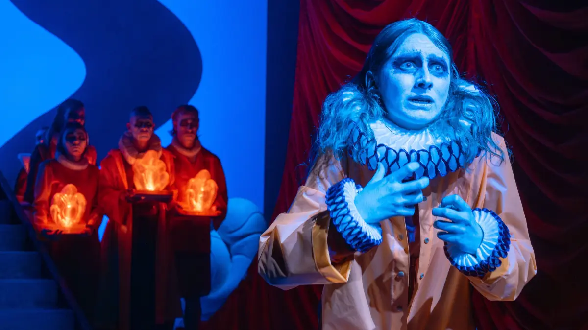 Nathalie Schörken in "Die Krankschreibung" am Staatstheater Cottbus. DIe Uraufführung von Sokola//Spreter ist inspiriert von Heinrich von Kleists Fragment „Robert Guiskard"