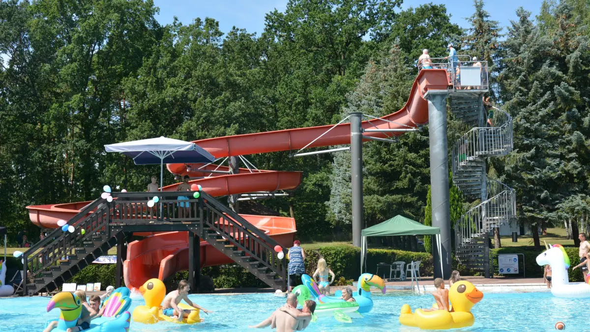 Das Freibad Kochsagrund in Spremberg. Hier steht der Wasserspaß ganz hoch im Kurs. Auch mit neuen Preisen zur Badesaison 2026?