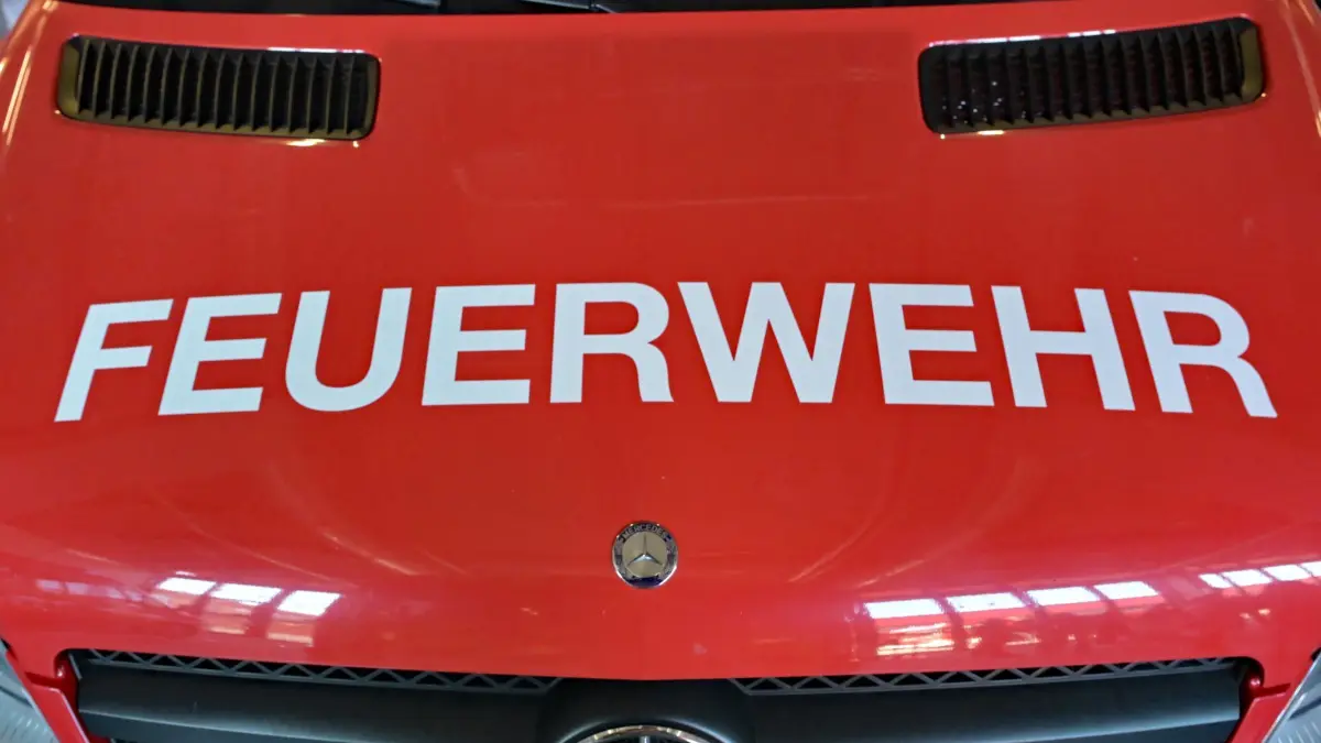 Feuerwehr München: ARCHIV - 05.03.2026, Bayern, München: In der Feuerwache steht ein Einsatzfahrzeug mit dem Schriftzug „Feuerwehr“. (zu dpa: «Mehr als 100.000 Euro Schaden bei Brand in Krankenhaus») Foto: Malin Wunderlich/dpa +++ dpa-Bildfunk +++