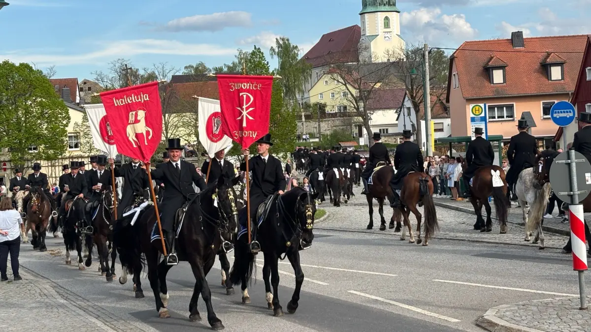 Heimkehr der Crostwitzer Osterreiter vom Besuch im Kloster St. Marienstern in Panschwitz-Kuckau in ihr Dorf.
