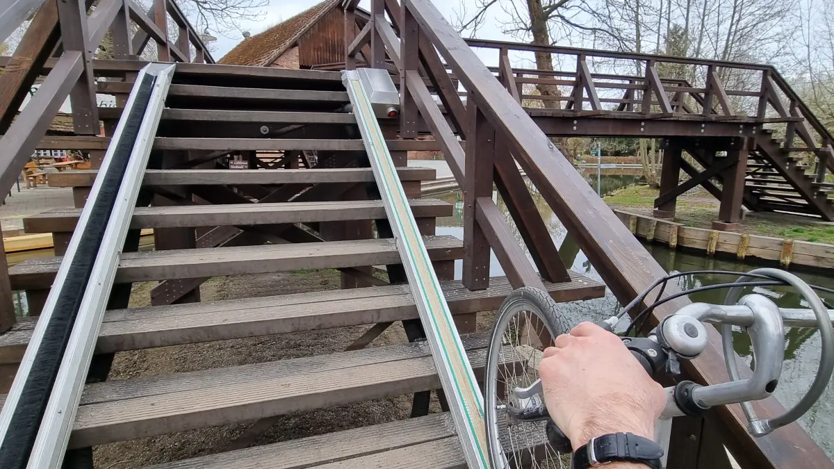 In Lehde bekommen Radfahrer jetzt technische Hilfe beim Überqueren der Dreiseitenbrücke.