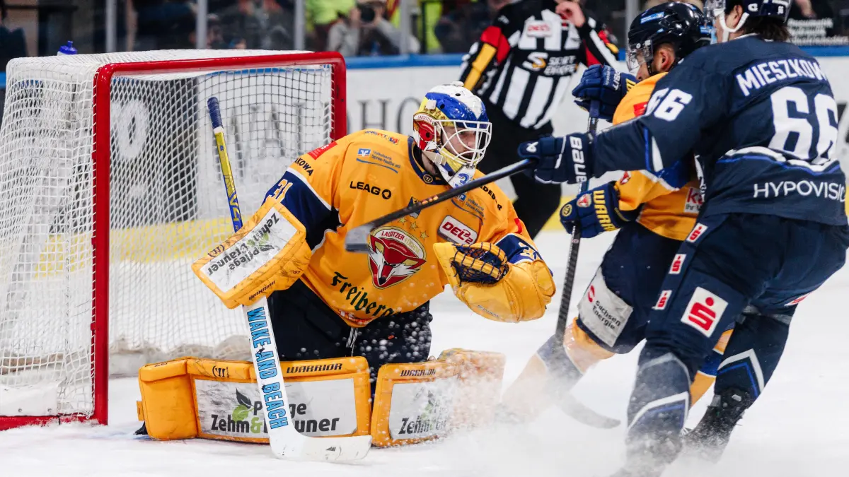 -31- Anthony Morrone (Lausitzer Füchse) -7- Kyle Havlena (Lausitzer Füchse) -66- Darren Mieszkowski (EC Kassel Huskies)