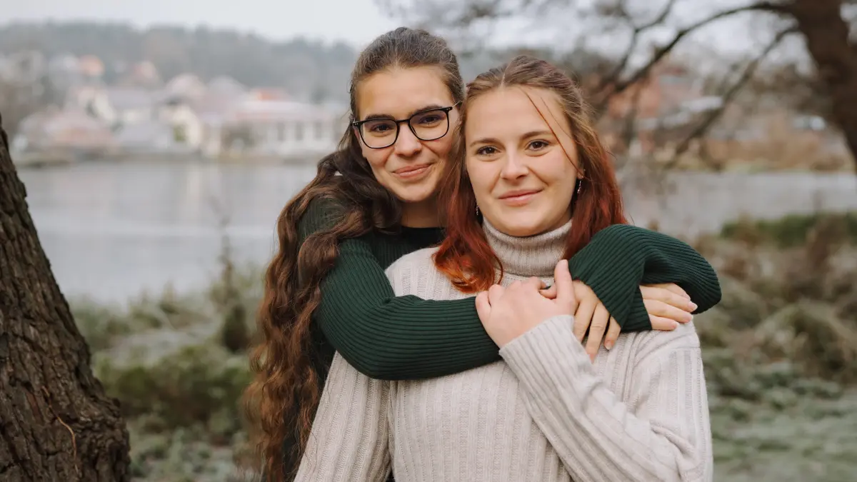 Die zwei Schwestern Marceline Kubein (27) und Frances Kubein (23, vorn) aus Guben, haben unter dem Autorennamen Fillie Mace zwei Kinderbücher geschrieben.