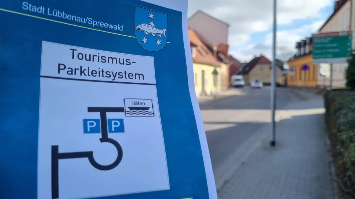 Ab Mai wird in der Karl-Marx-Straße in Lübbenau (in Höhe Autohaus Lowka) eine Hinweistafel stehen. Es soll rechts in die Paul-Fahlisch-Straße, dann vom Kreisverkehr in die Poststraße abgebogen werden.