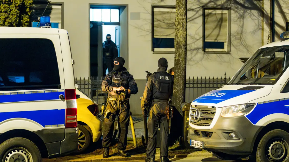 Razzia 26.3.2026: Durchsuchung in Mehrstöckigem Gebäude im Cottbuser Ströbitz - mehrere Personen werden - ©BrLausitz / Blaulichtreport Lausitz