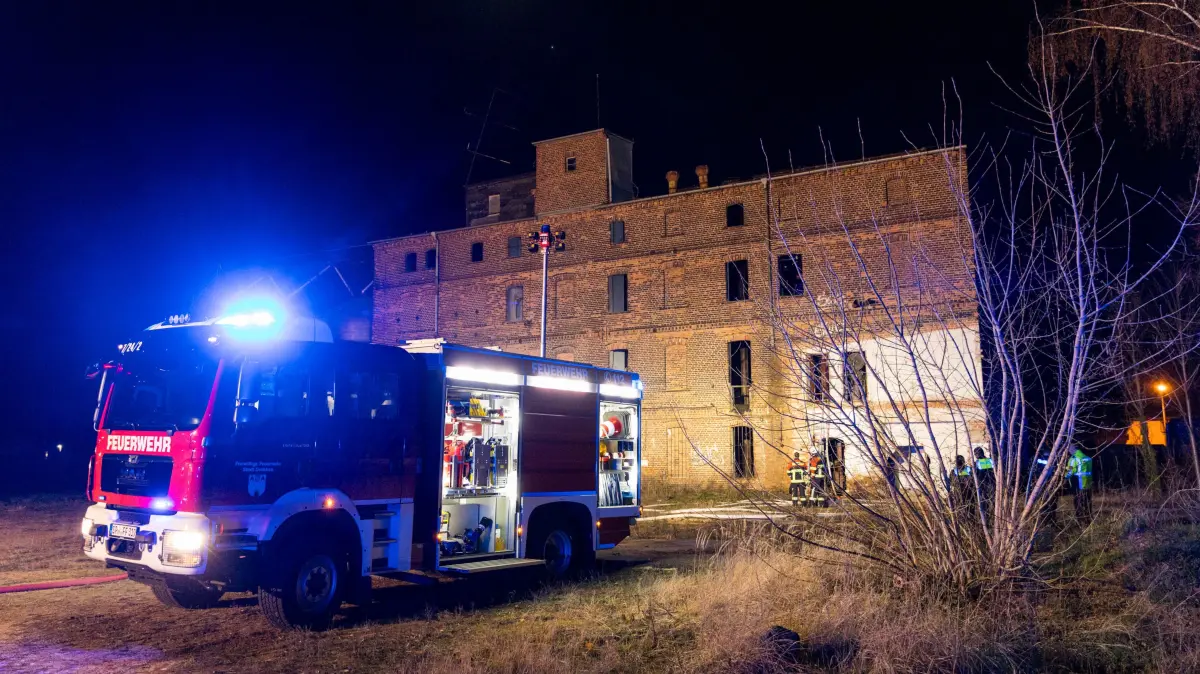 In Drebkau (Spree-Neiße) hat ein Brand in einem leerstehenden Industriegebäude am Donnerstagabend (26.3.) zu einem Großeinsatz der Feuerwehr geführt.