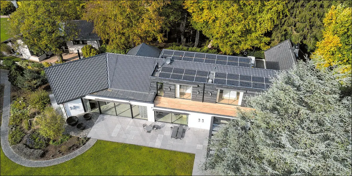 Solarmodule senken den Heizenergiebedarf des Eigenheims. In Kombination mit natürlichen Tondachziegeln können Hausbesitzer sicher sein, Langlebigkeit und Klimaschutz optimal kombiniert zu haben.⇥Foto: Laumans/txn