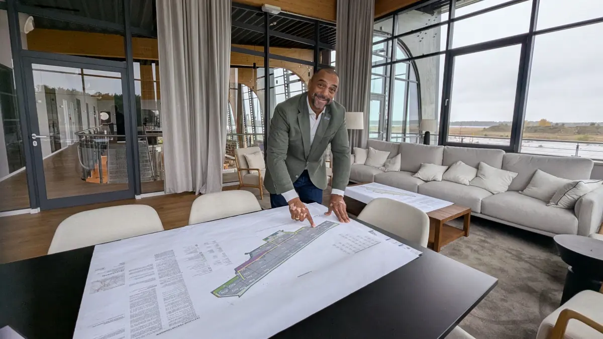 Gefährdete Kalkulation? Chuma Francis Kanis in seinem Büro im Flughafenterminal über einer Skizze des geplanten Gral-Industrieparks