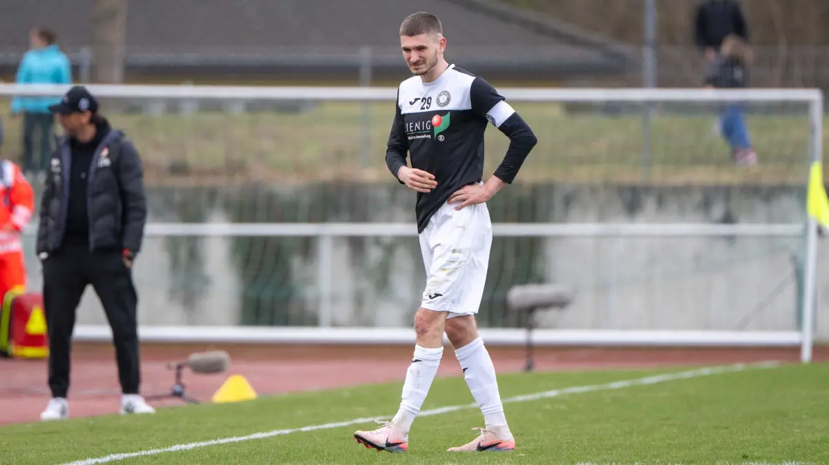 Landespokal Brandenburg (AF) BSC Preußen 07 - Energie Cottbus 2025/26: Fußball, Herren, Saison 2025/2026, Brandenburger Landespokal (Halbfinale), BSC Preußen 07 - FC Energie Cottbus, v. l. Trainer Claus-Dieter Wollitz (Energie Cottbus), David Nieland (BSC Preußen 07 Blankenfelde-Mahlow) musste verletzt raus, 28.03.2026, Foto: Matthias Koch