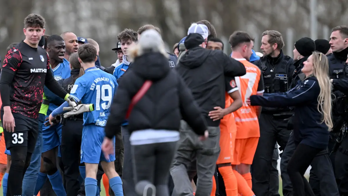 Stahnsdorf , 28.03.2026, Fussball, Landespokal Brandenburg, Halbfinale, RSV Eintracht 1949 Stahnsdorf - VfB 1921 Krieschow,
Polizei, Tumult, Tumulte, zwischen Spieler Saheed Mustapha (SV Eintracht 1949 Stahnsdorf) und einem Zuschauer, Fan, Ultra aus Krieschow, Vermutlich nach rassistischer Beleidigung,
Foto: Ottmar Winter