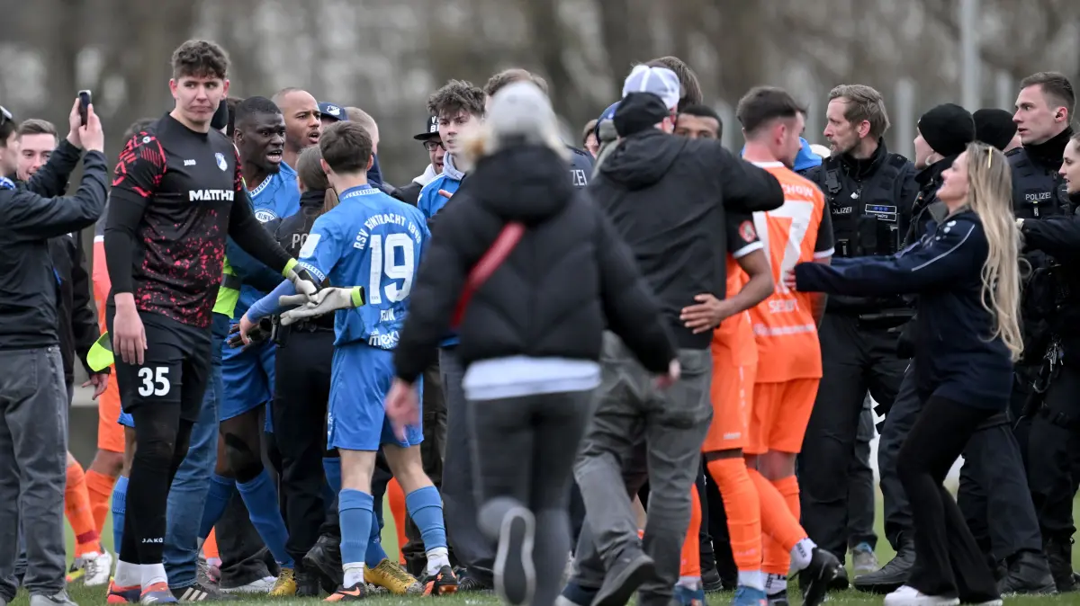Stahnsdorf , 28.03.2026, Fussball, Landespokal Brandenburg, Halbfinale, RSV Eintracht 1949 Stahnsdorf - VfB 1921 Krieschow,
Polizei, Tumult, Tumulte, zwischen Spieler Saheed Mustapha (SV Eintracht 1949 Stahnsdorf) und einem Zuschauer, Fan, Ultra aus Krieschow, Vermutlich nach rassistischer Beleidigung,
Foto: Ottmar Winter