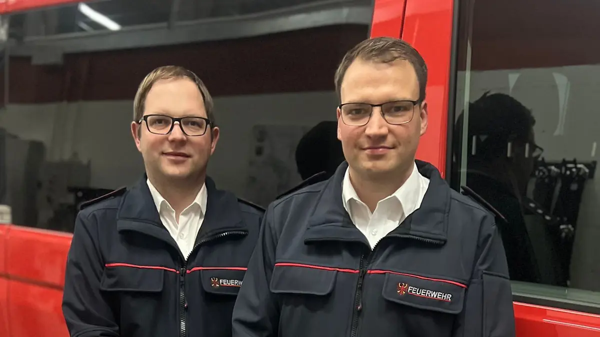 Michel Gerlach (37, rechts) ist neuer Stadtwehrführer der Freiwilligen Feuerwehr in Guben. Er hat mit seinem Stellvertreter Nico Hammel die neuen Ziele abgesteckt.